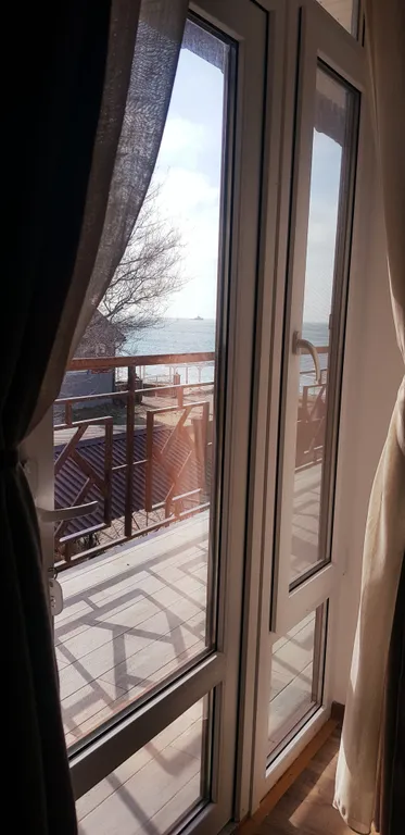 Номер семейный с боковой панорамой в первой линии азовского побережья