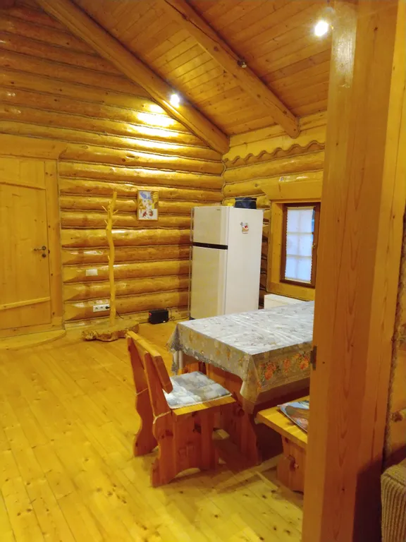 Бревенчатый дом с конюшней на озере