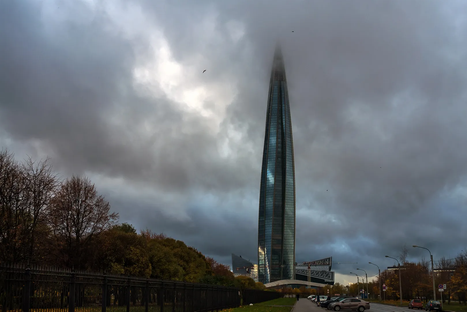 Башня Газпрома уходит в облака)