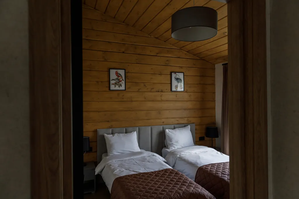 Просторный двухкомнатный коттедж в лесу у пруда