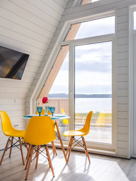 Уютный домик на берегу озера