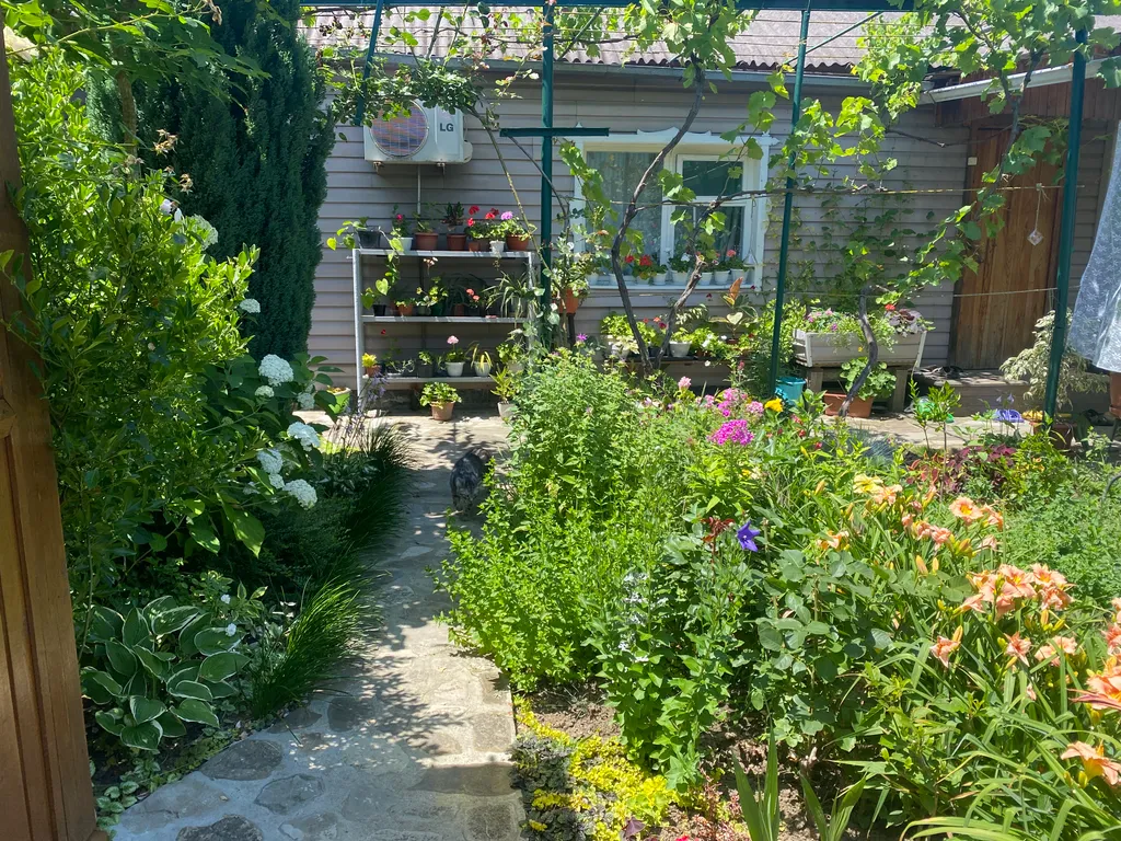 Тихий домик в цветущем саду