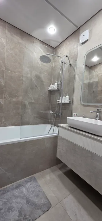 Новая, красивая, солнечная квартира с дизайнерским ремонтом.