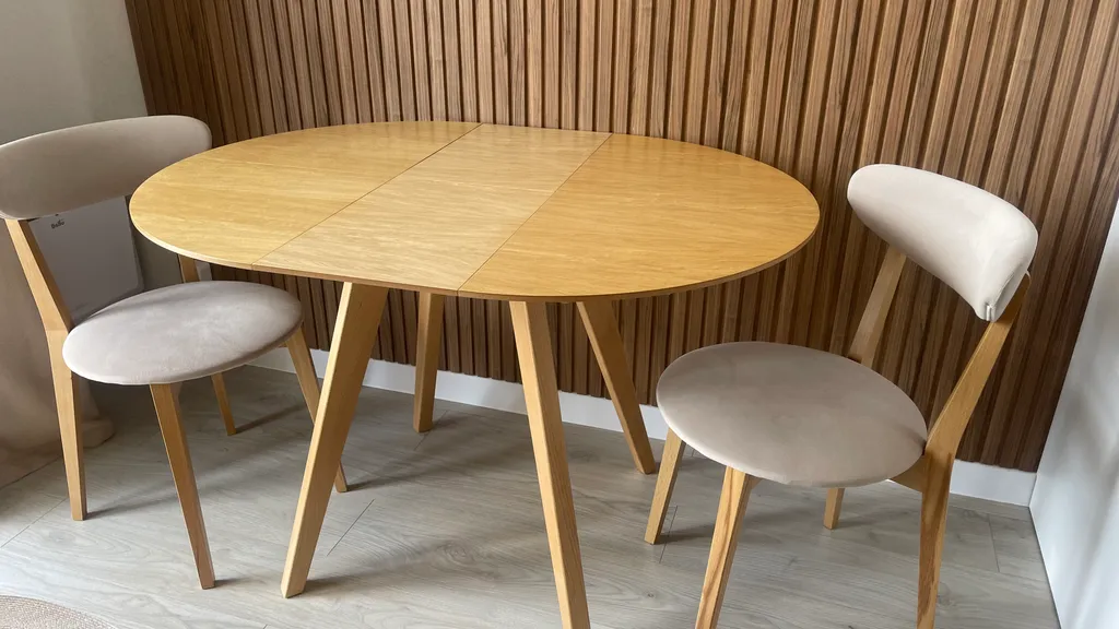 Современная студия для отдыха с видом на бассейн