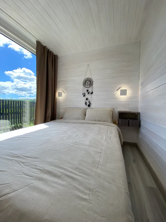 Домик с панорамными окнами и беседкой