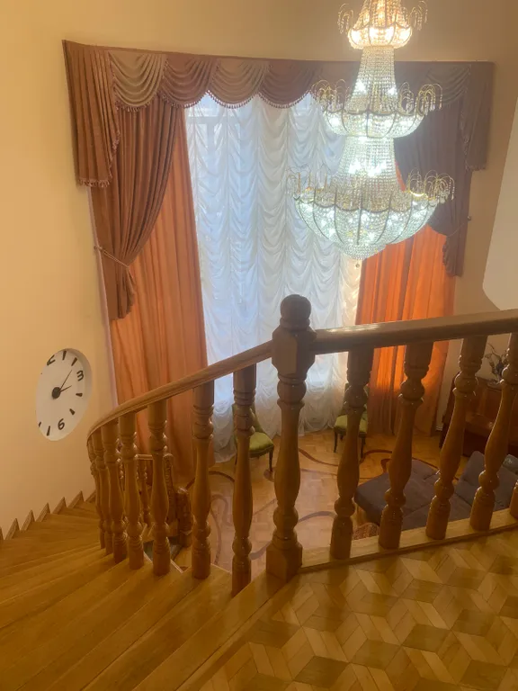 Уникальный, уютный, большой семейный дом. С видом на город