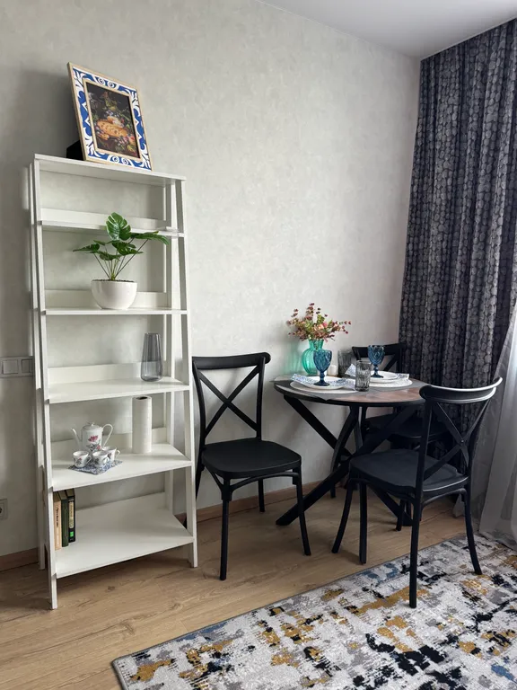 Квартира с большой кухней-гостиной и уютной изолированной спальней