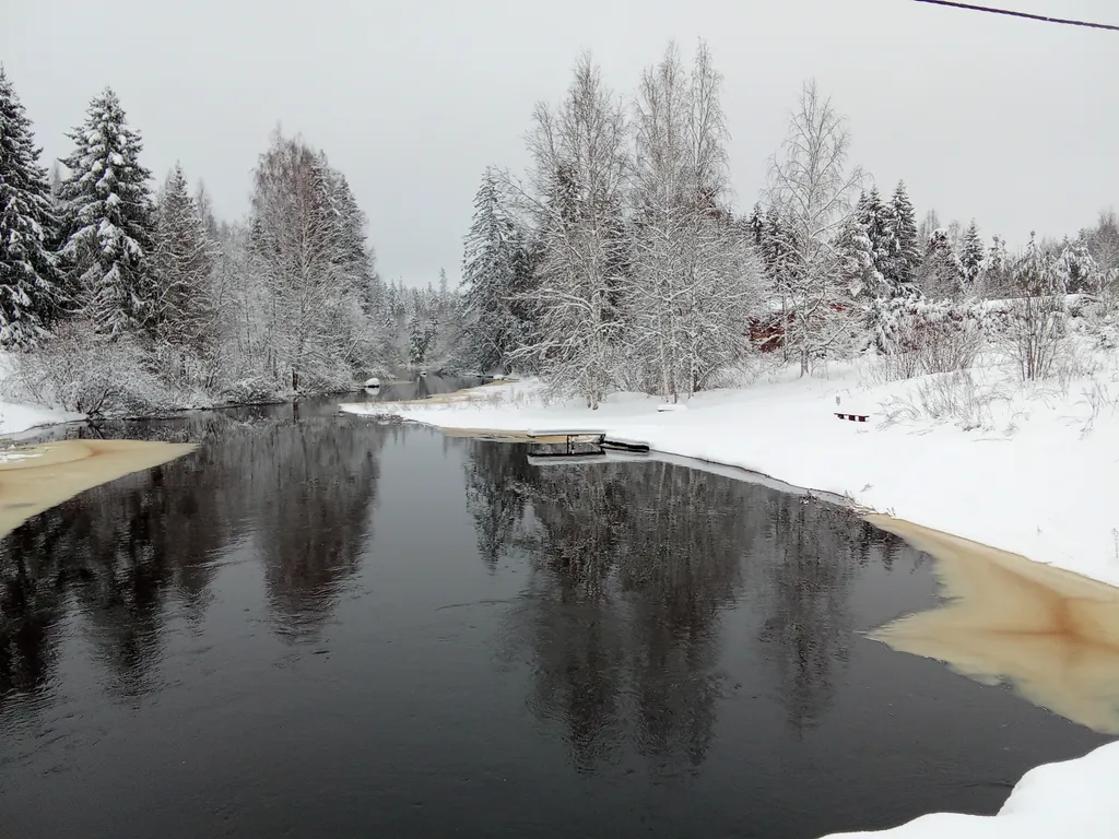 Уютный домик на берегу речки