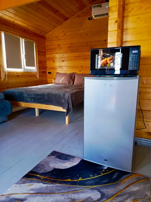 Новый деревянный домик у моря