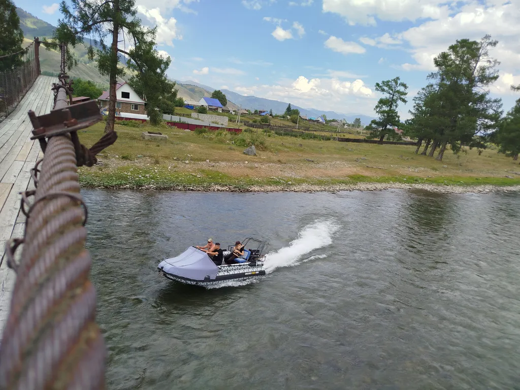 Уютный домик, на берегу реки