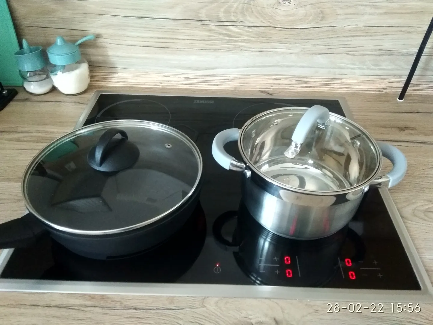 новая посуда и электрическая плита для приготовления пищи