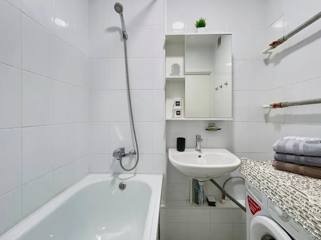 Уютная светлая трешка кухня отдельно, 2 балкона