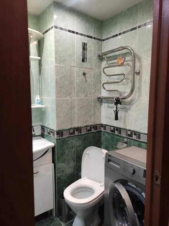 Уютная квартира с роскошной кроватью (2*2м) из натурального дерева