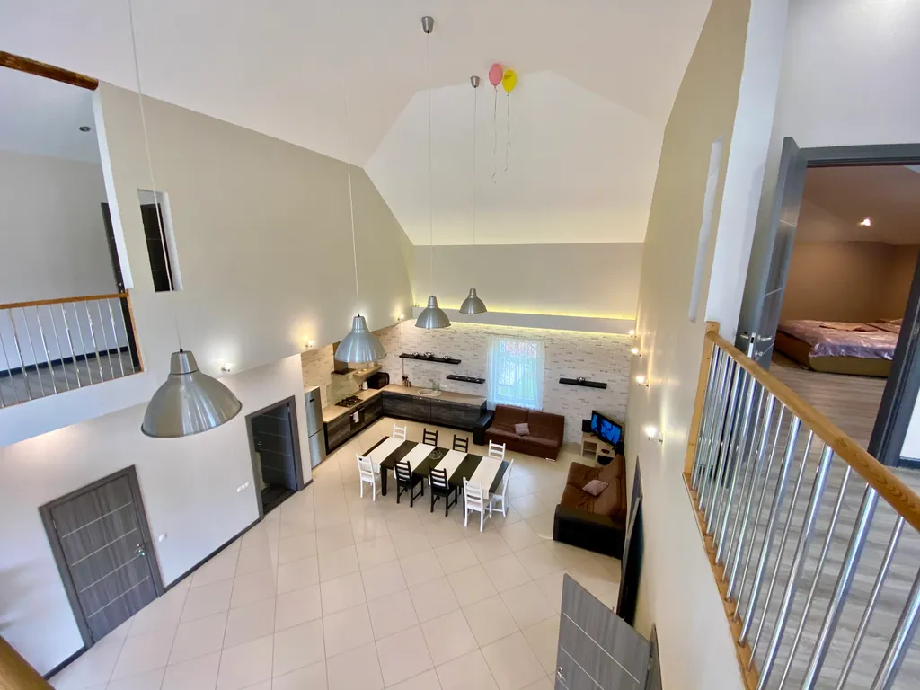 Стильный коттедж с панорамным остеклением у озера