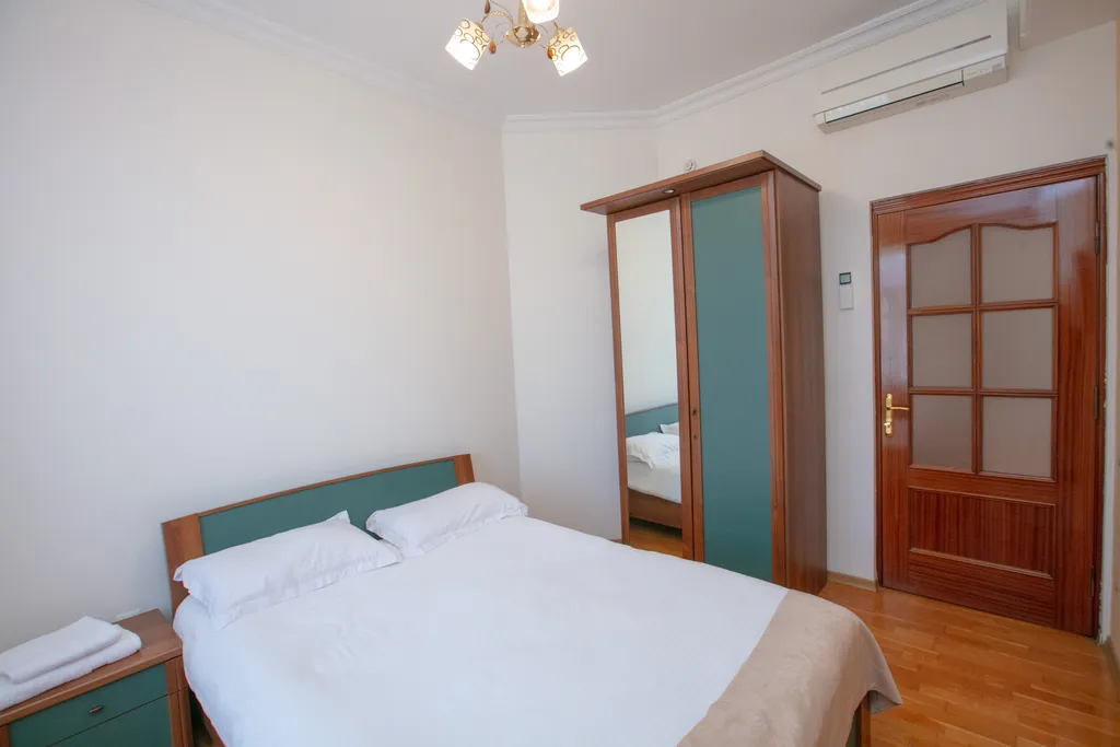 Большие семейные апартаменты Hatefi 4+1 в историческом центре Баку