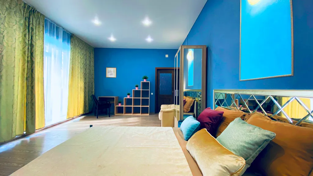 Просторная квартира с лоджией на площади Революции