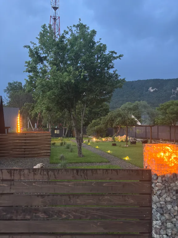 Дом А-фрейм с видом на горы и пруд