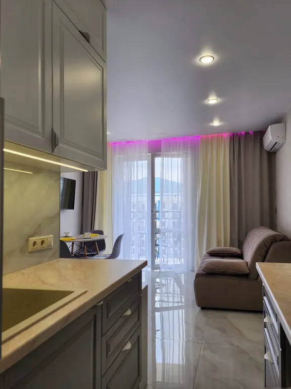 Студия у моря на высоком этаже