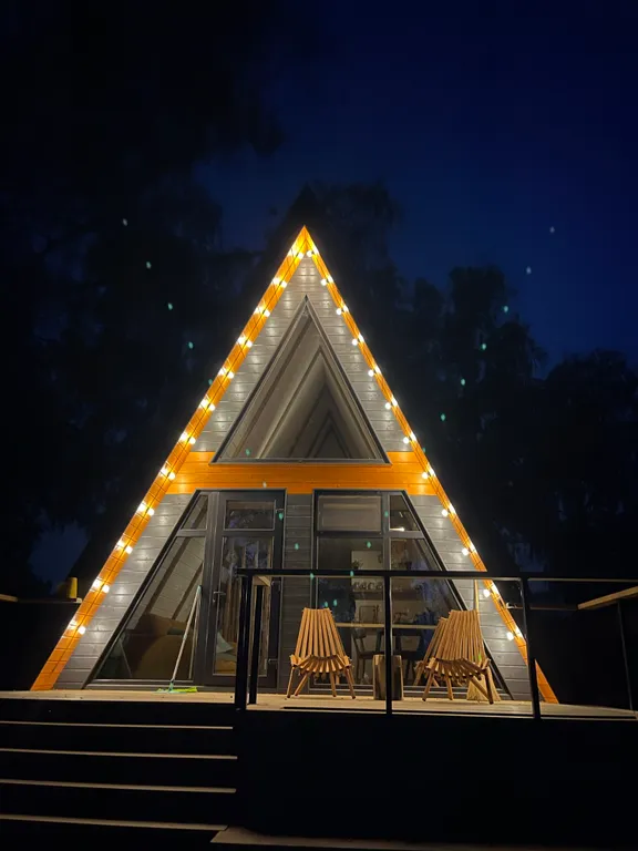 Уютный дом на берегу озера в березовой роще