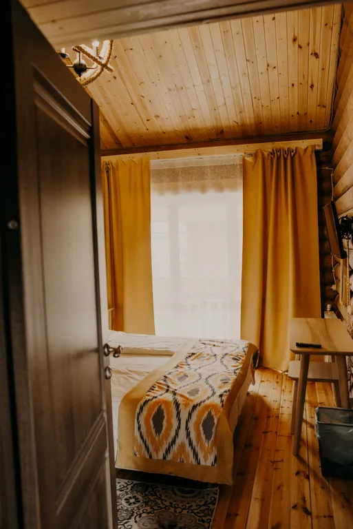 Дом напротив подъемника курорта Красная поляна с видом на горы