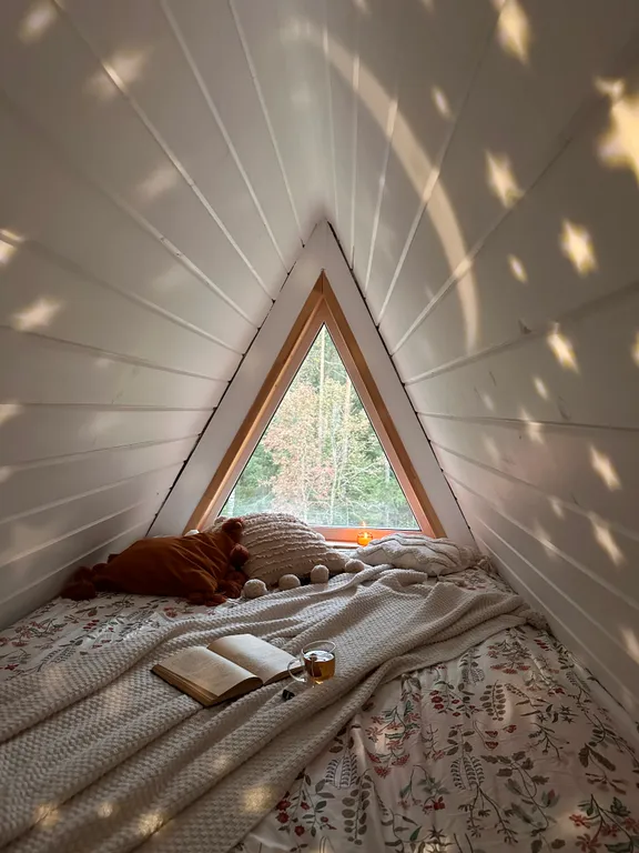 Большой уединенный A-frame в лесу с горячей купелью Фурако