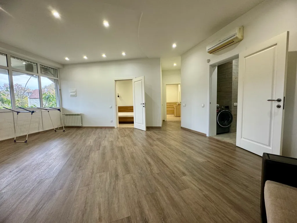 Дом с бассейном и баней у моря