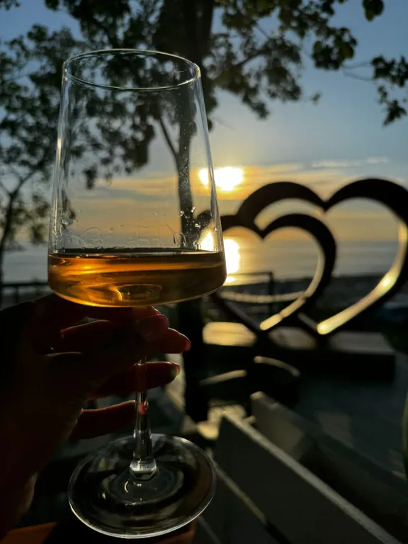 Дом на берегу озера и моря