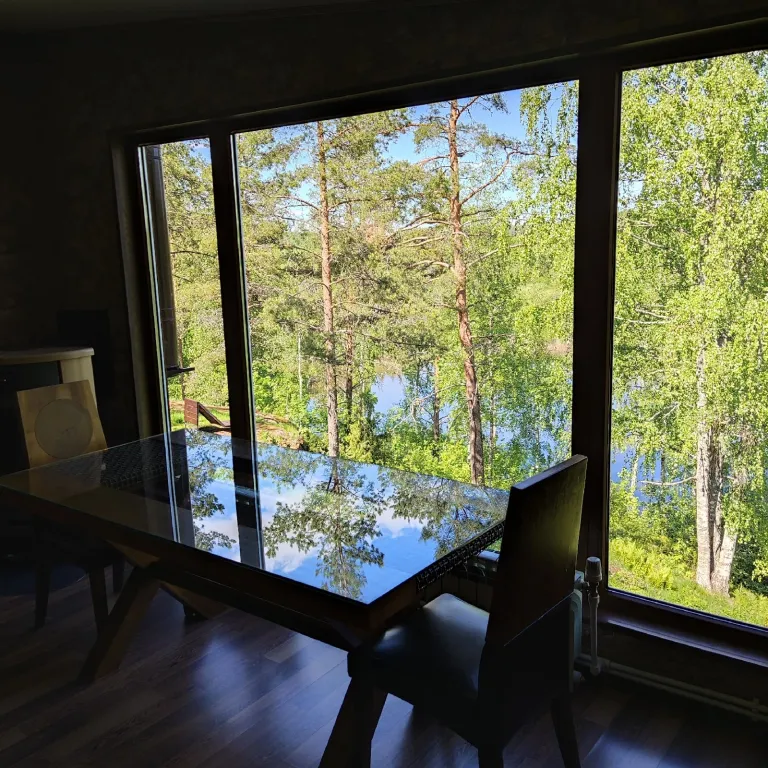 Дом на скале с панорамным видом на озеро