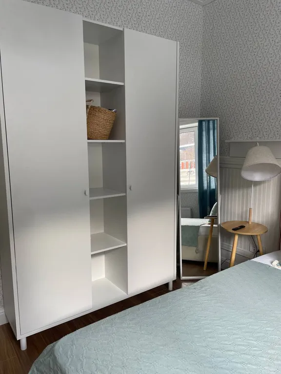 Дом с бассейном у леса