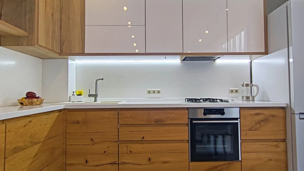 Красивый и современный апартамент со спальней