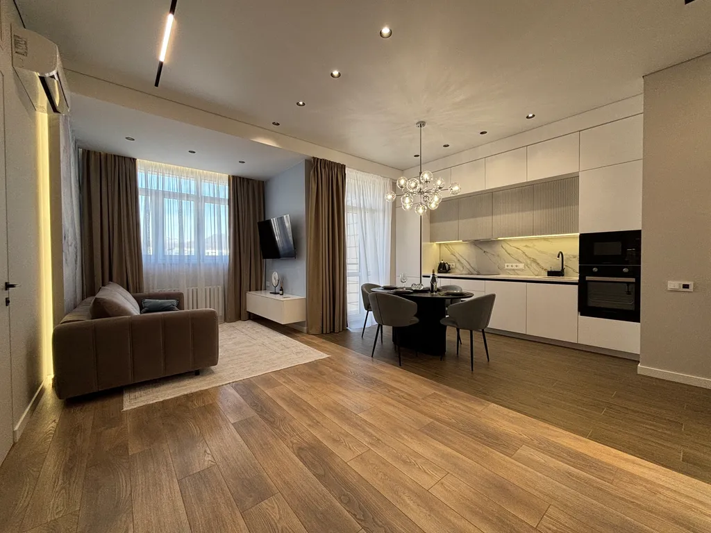 Видовая двухкомнатная с балконом на первой линии у моря