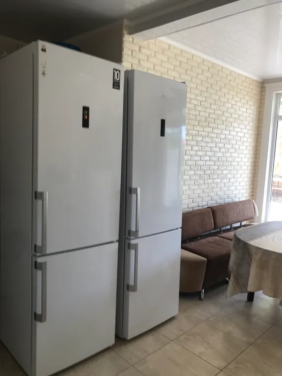 Индивидуальный номер на земле в уютном дворике