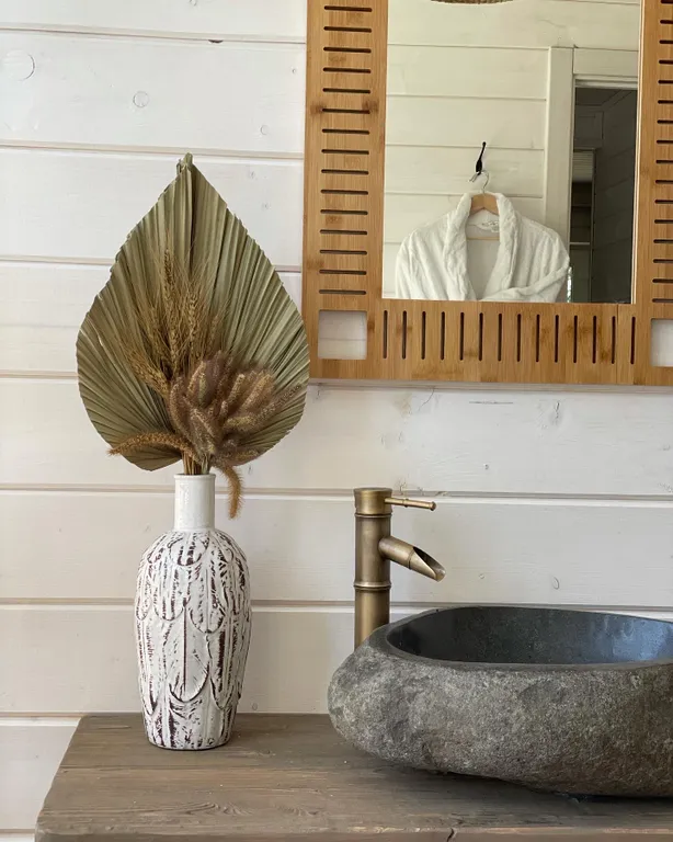 Вилла с банным чаном на берегу водоёма