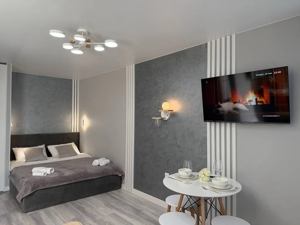 Студия с панорамными окнами и атмосферным видом