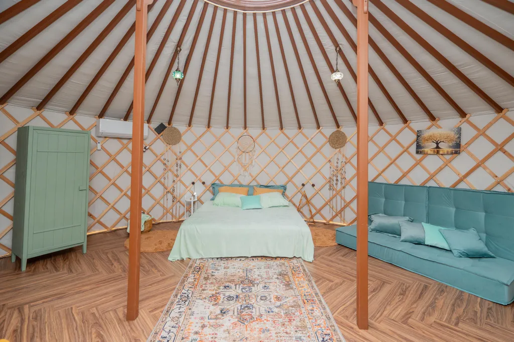 Глэмпинг в лесу