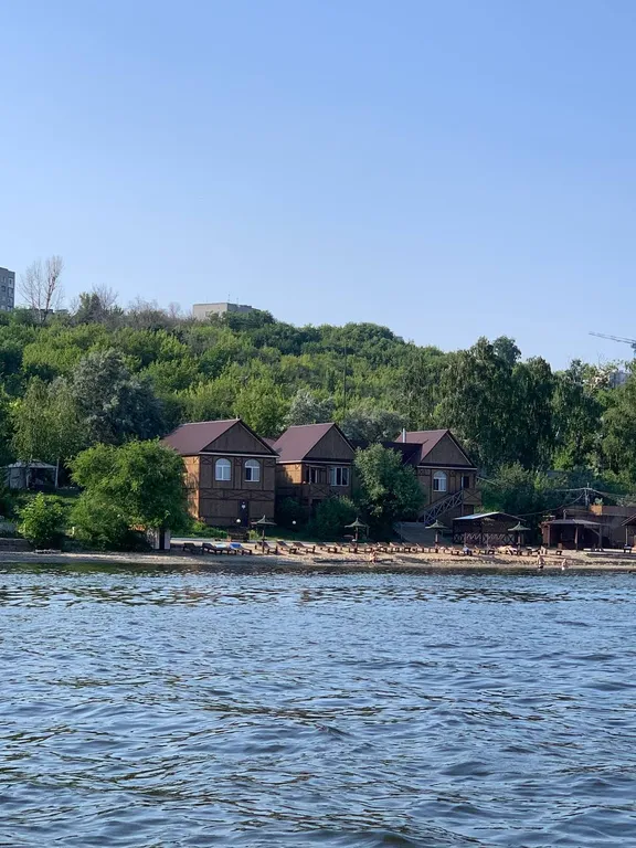 Уютный дом у реки с мангалом