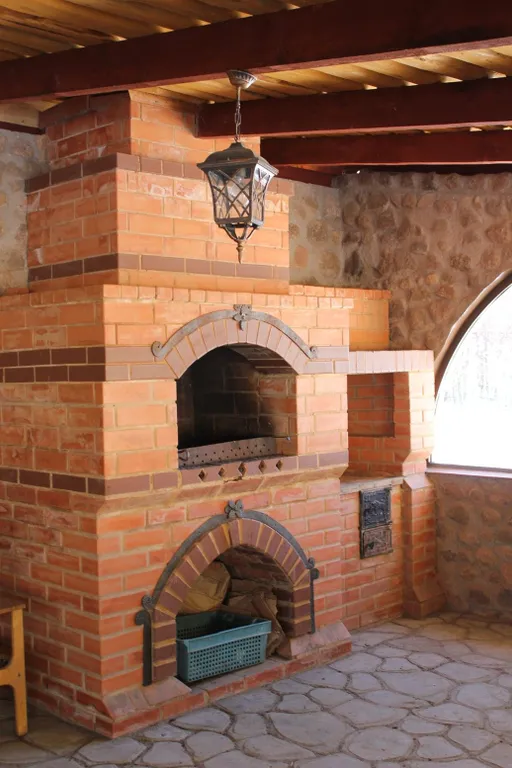 Уютный домик с баней, камином и террасой возле пруда