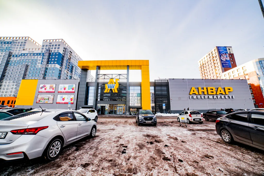 Рядом с Хан шатыр. Центр города Астана