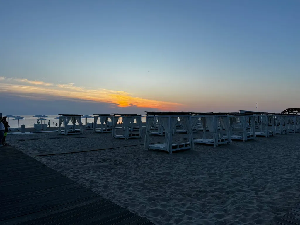 Дом на берегу озера и моря