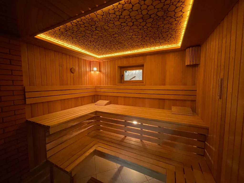 Домик на берегу озера