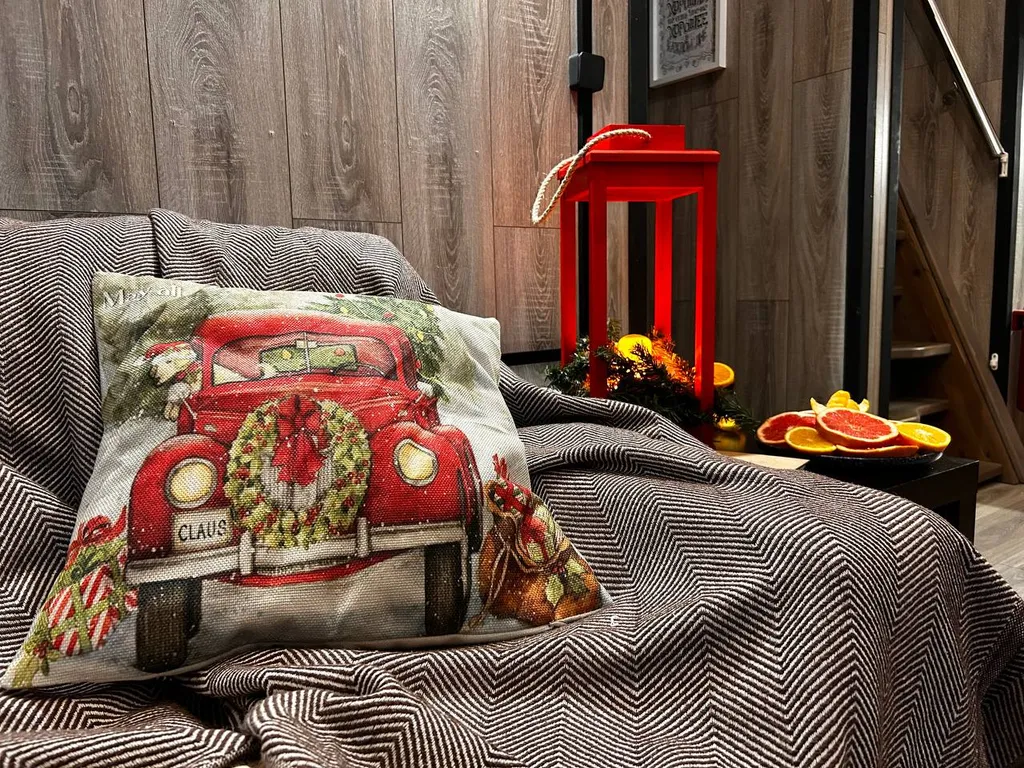 Дом с купелью и сауной, костровой зоной, мангалом и качелями