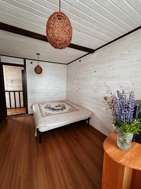 Двухэтажный дом на берегу реки Волга