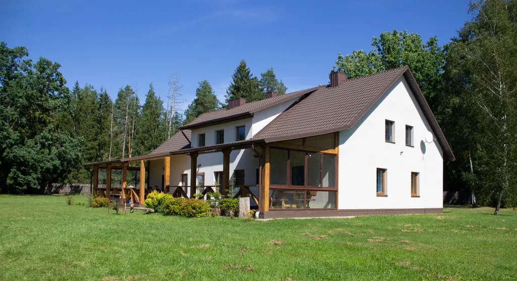 Дом с озером, река, лес