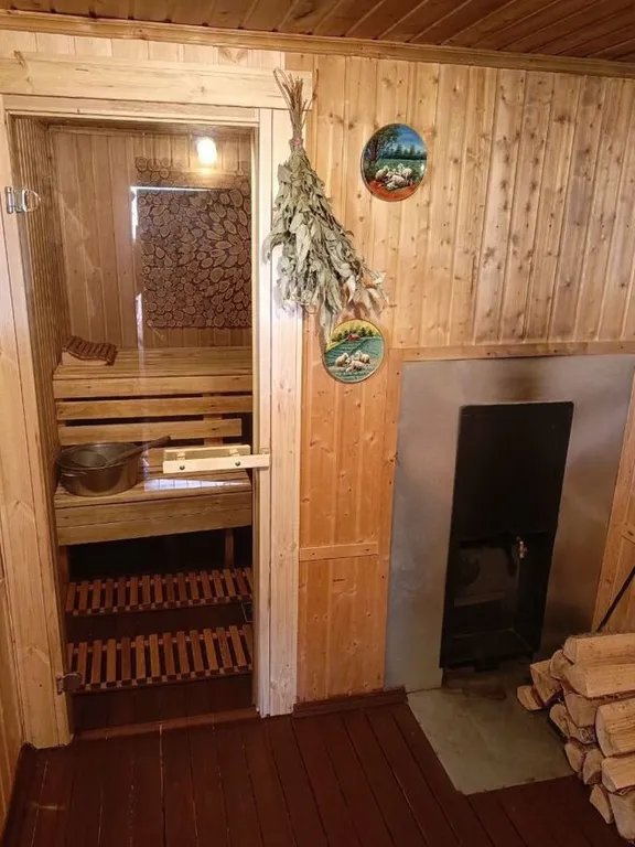 Дом с баней и чаном у леса