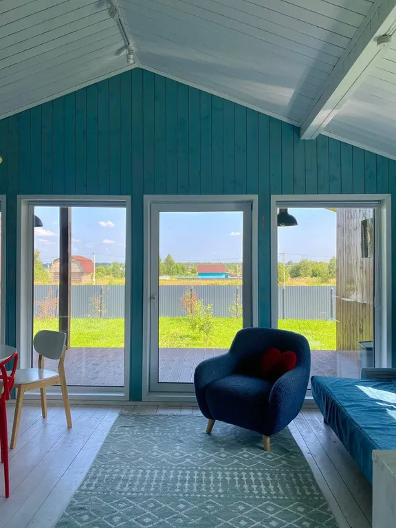 Дизайнерский домик у леса