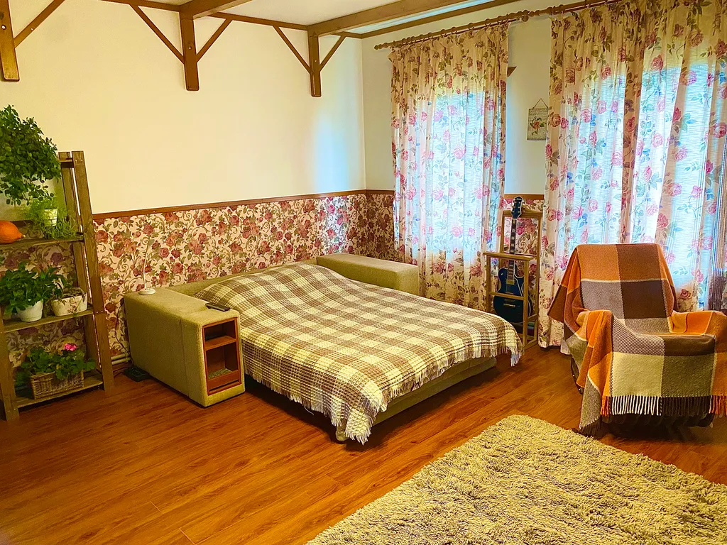 Дом и баня на берегу реки