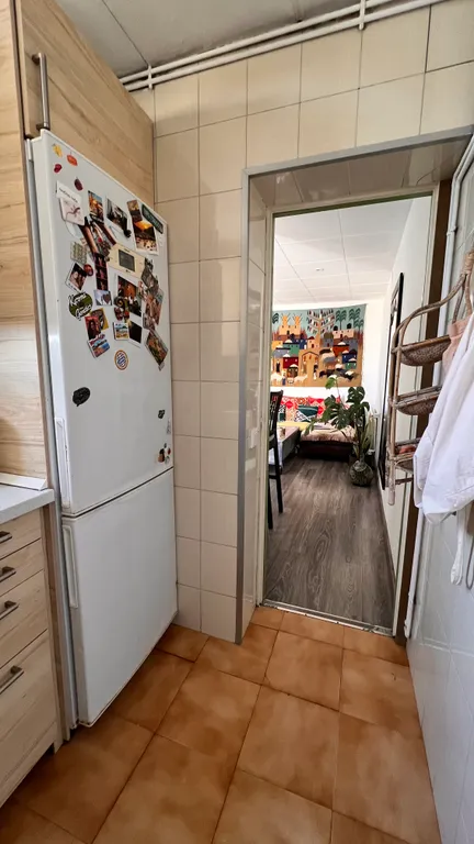 Уютная комната с балконом в центре