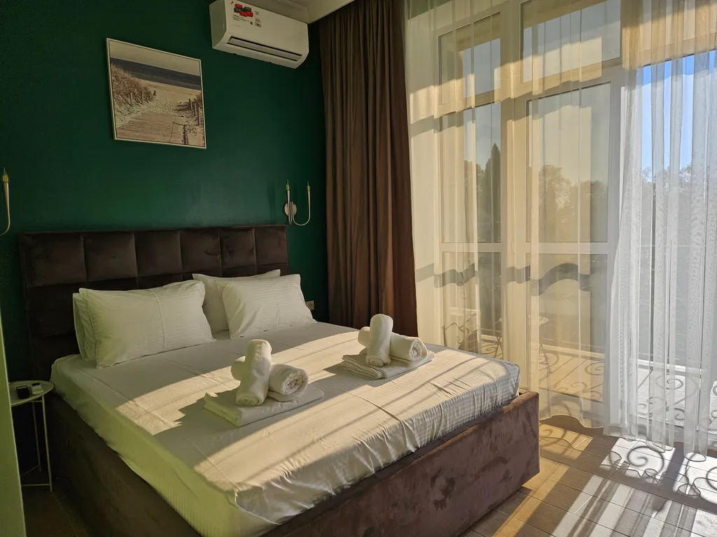 Квартира Люкс с балконом и видом на море в отеле Атлас — аренда посуточно в Гудаута