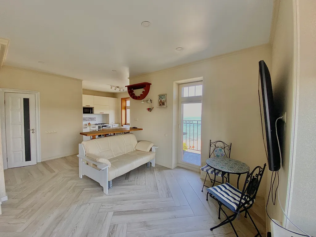 Двухуровневые просторные апартаменты с видом на море.