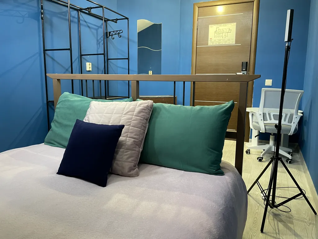 Синяя комната на мансарде